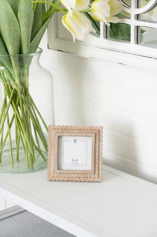 11848 - 6x6x1 wood photo frame (SCALLOP) ntrl/wh (4x4) pic